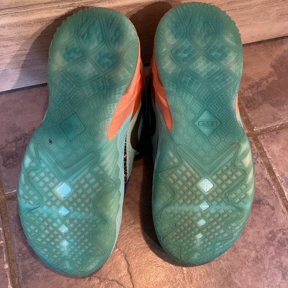 Nike LeBron James Tune Squad Shoes - Picture 6 of 9